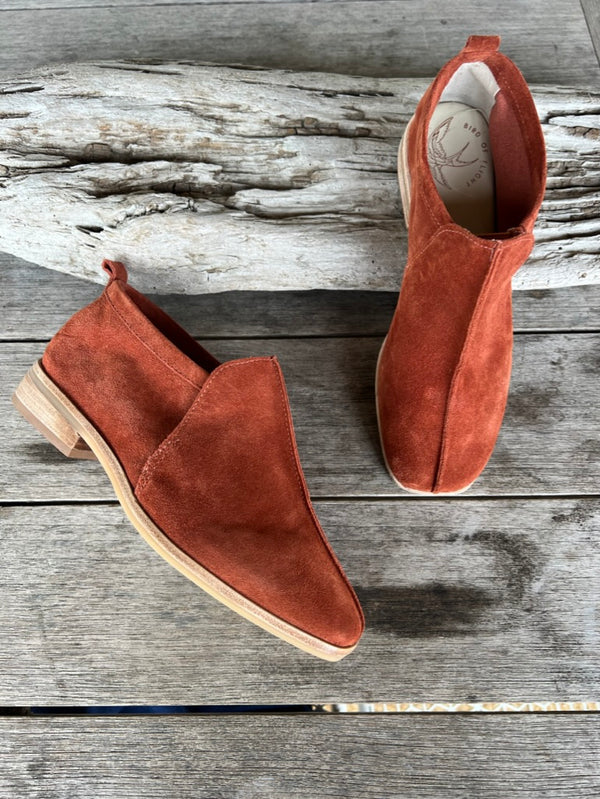 SAMPLE SALE: Suede moccasins Rust color. size 6