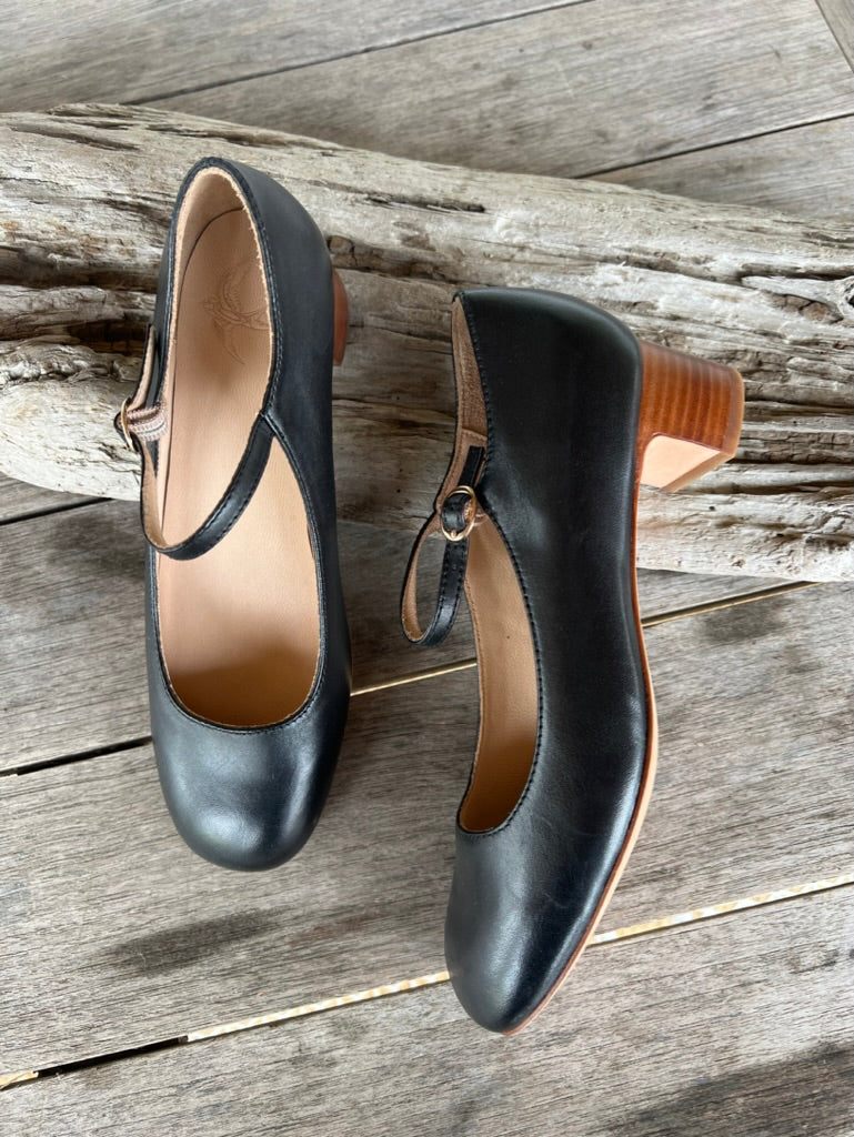 SAMPLE SALE: Black leather mary janes on little heel with little brass buckle Size 7